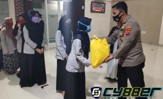 Kapolres Karawang Berikan Santunan PadaAnak Yatim Di Masjid Miftahul Hidayah